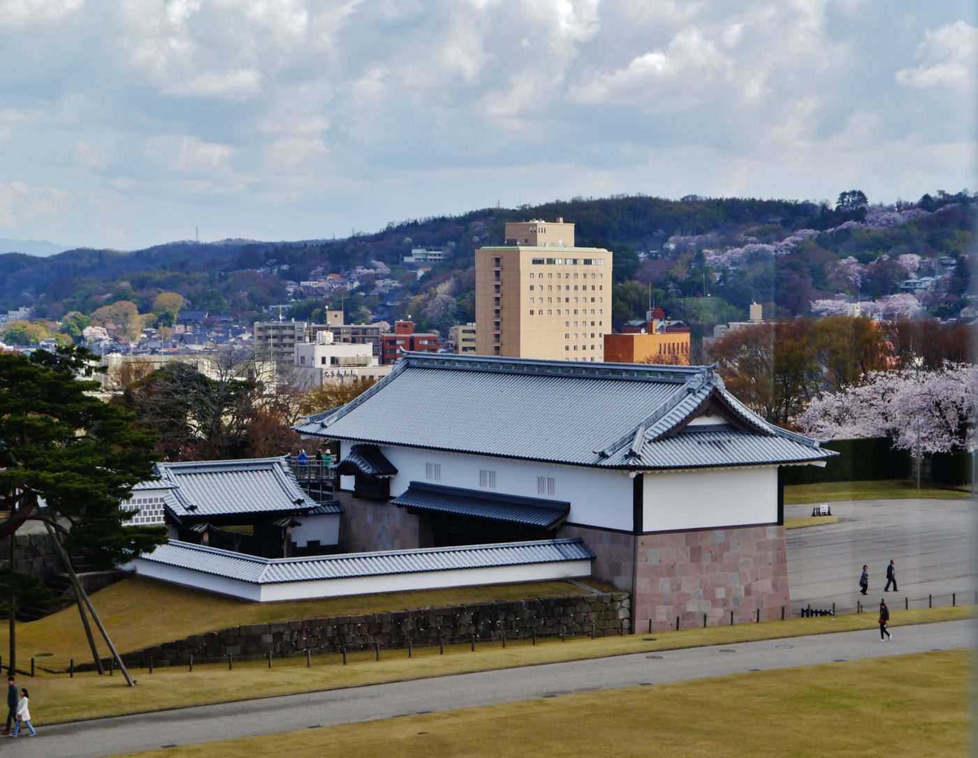 Kahoku-mon, the reconstructed gate on the Sannomaru plaza's north side
