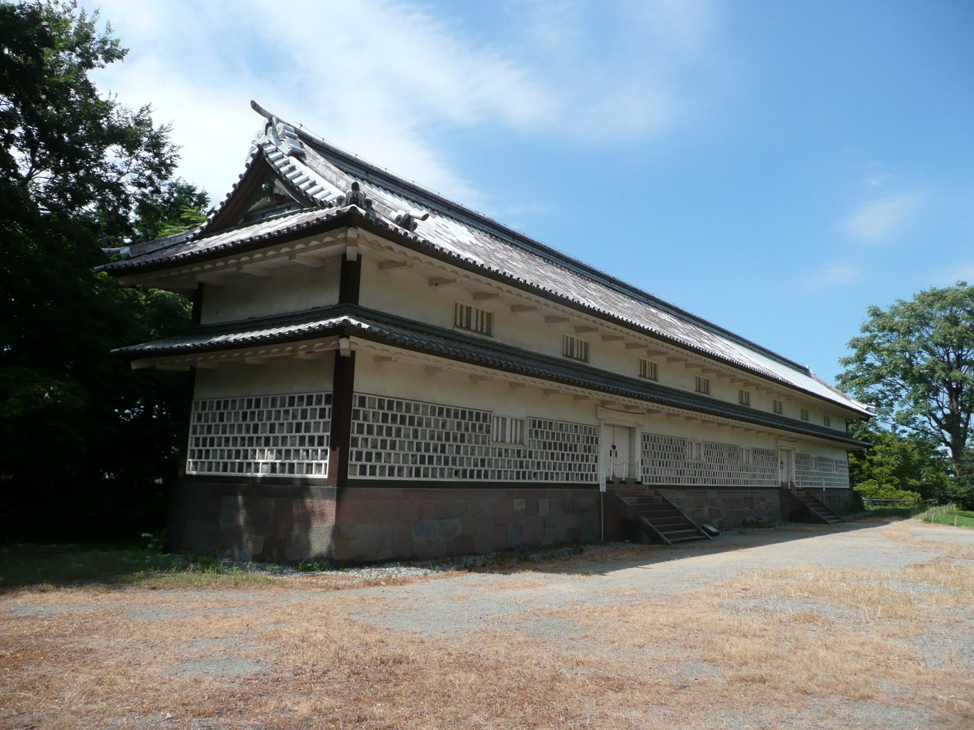 Sanjikken Nagaya, its long tiled roof stretching along the Honmaru grounds