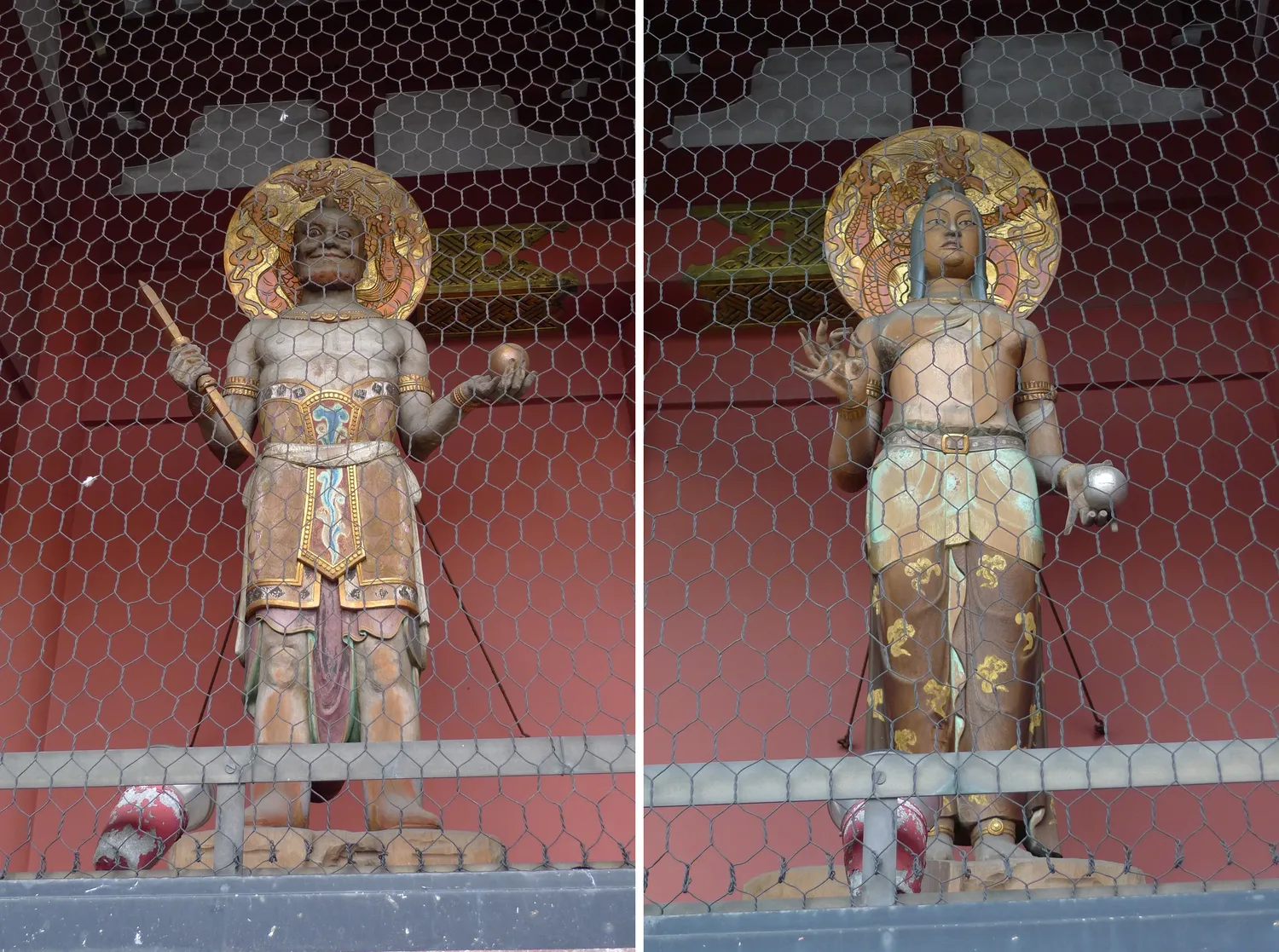 Two gilded statues in niches behind wire mesh on the back of Kaminarimon: the dragon god Tenryu on the left and Kinryu on the right